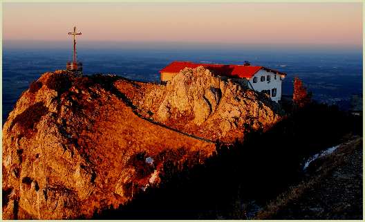 Hochfellnhaus im Abendlicht